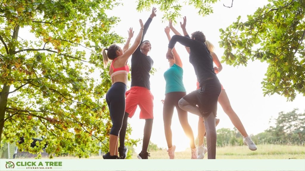 Menschen geben sich ein High Five im Wald