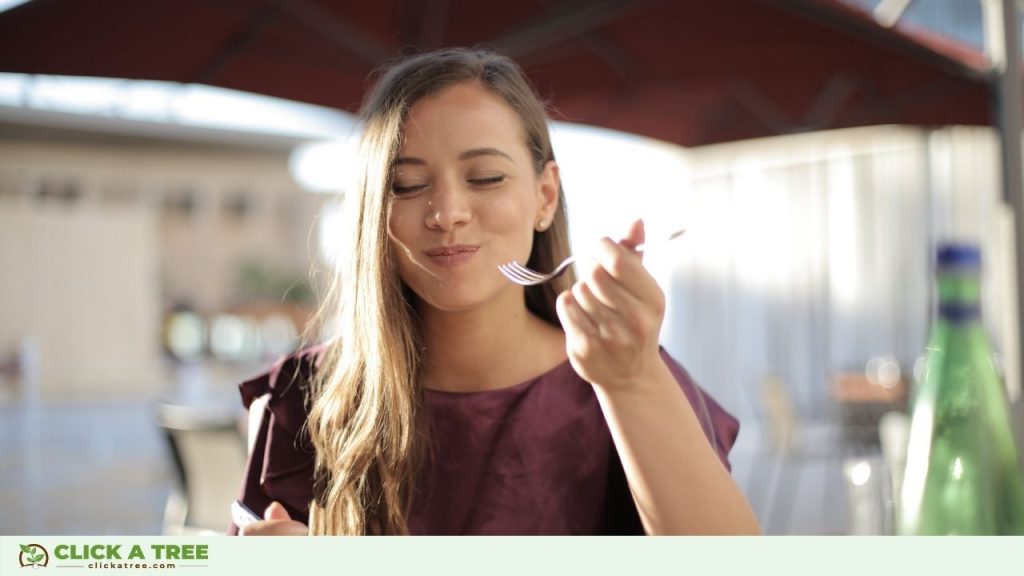 Food For Future: Tag der nachhaltigen Gastronomie. Frau genießt Essen.