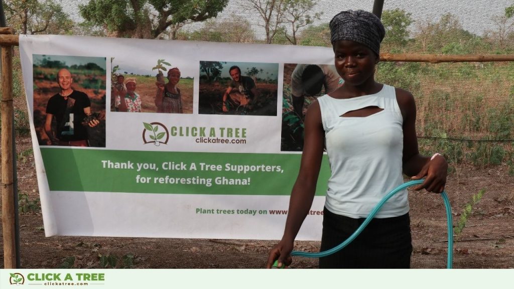 Food For Future: Bild aus Ghana mit Click A Tree Banner.