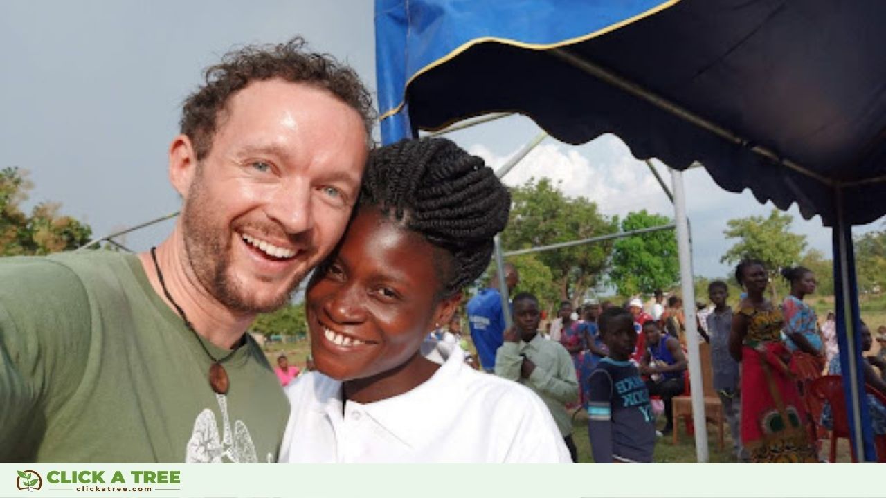 Click A Tree Gründer Chris Kaiser und Mary, Absolventin unserer Unternehmerschule in Ghana.