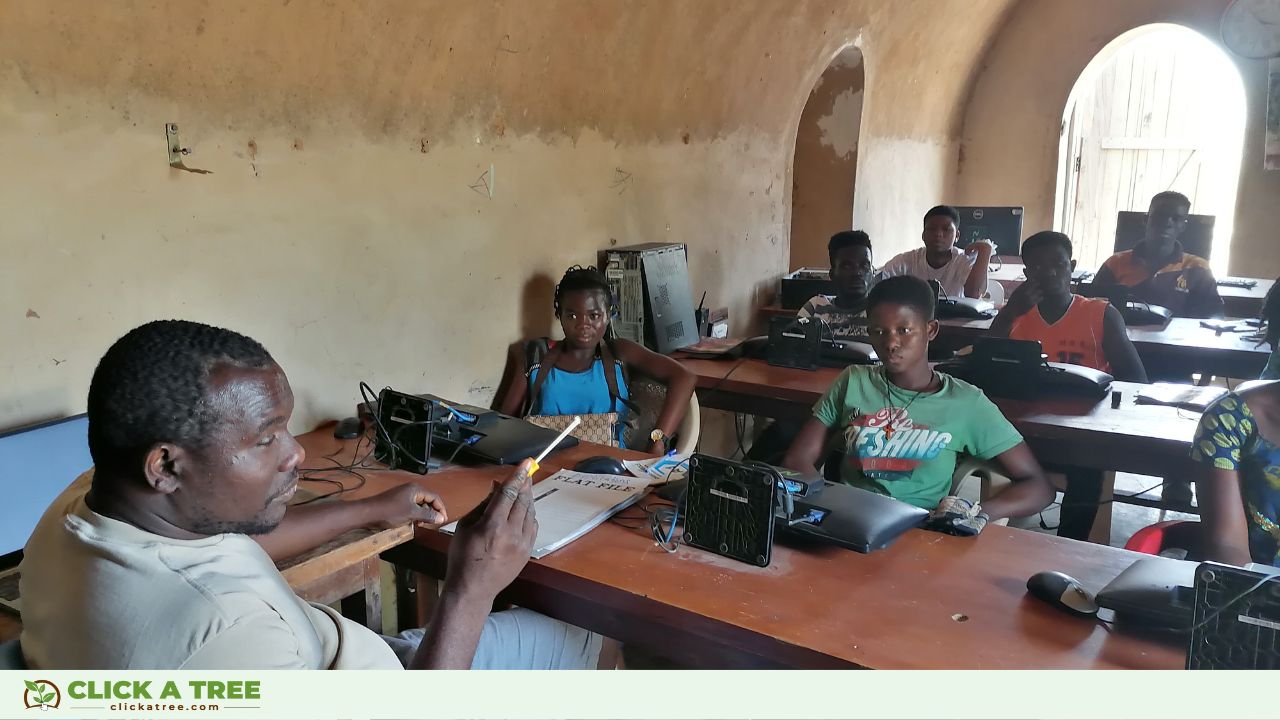 Click A Tree unterstützt eine Unternehmerschule in Ghana.