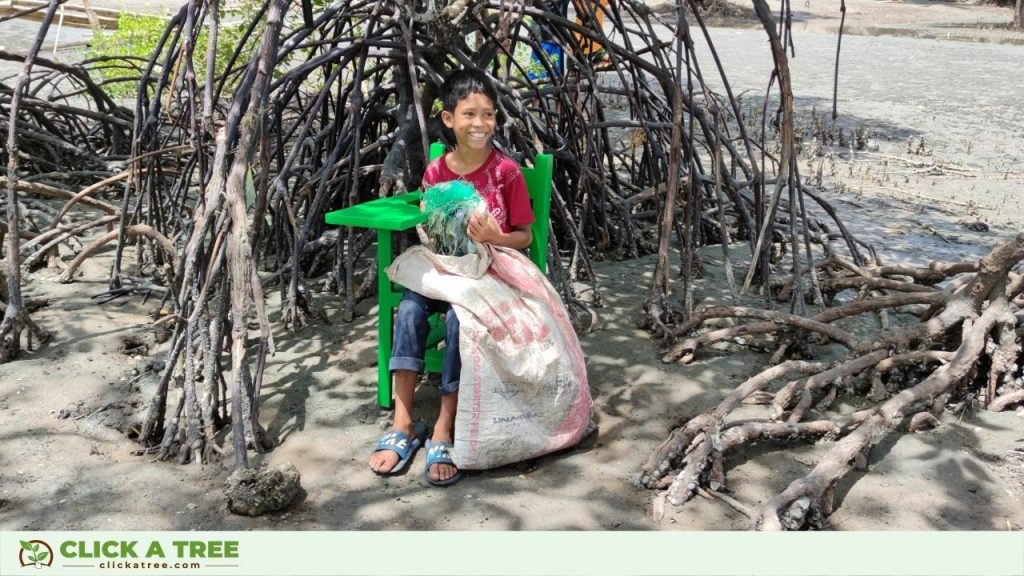 Stuhlstühle aus Plastikmüll von Click A Tree